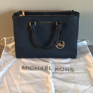 MICHAEL KORS Navy hand bag.